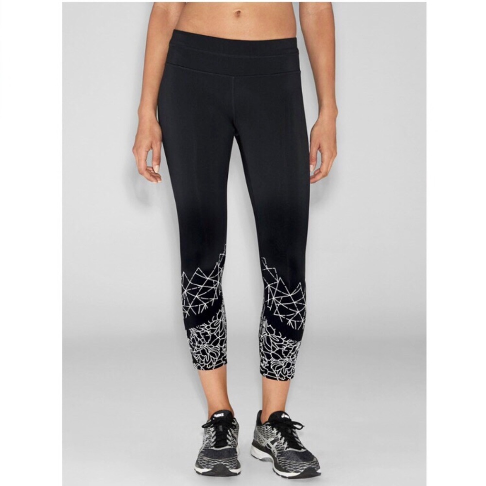 Athleta black and white cropped floral sonar leggings